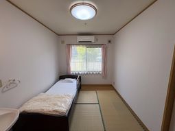 畳敷きの個室  