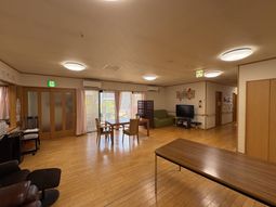 明るい共有空間のリビング  