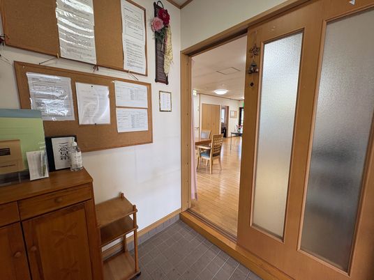 掲示板のある出入口  
