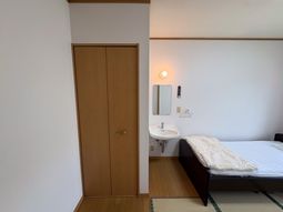 明るい居室の様子  