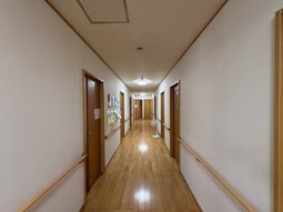 手すり付きの廊下  
