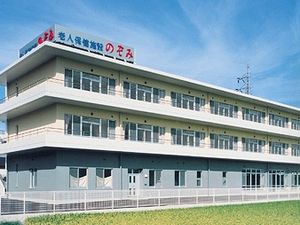 明るい外観の建物