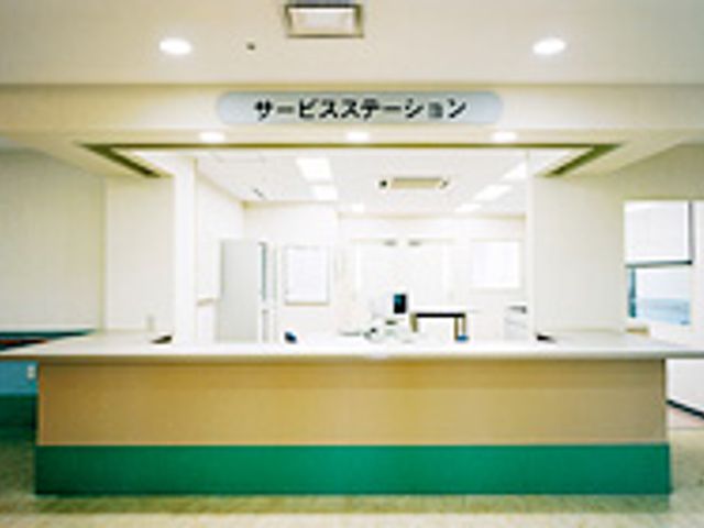 清潔なフロント フロント 広々としたカウンターが特徴の受付エリアです。来訪者を明るく迎える空間となっています。