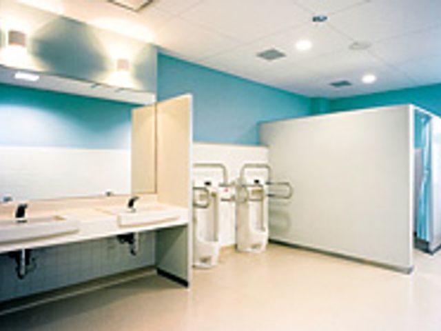清潔な洗面エリア トイレ 明るい空間で、広々とした洗面エリアと手すり付きのトイレは、安全で安心です。