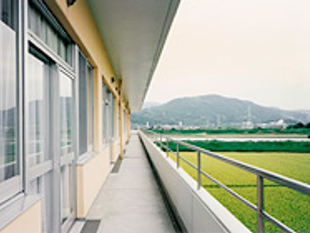 美しい景色の廊下 廊下 山々を望む長い通路です。リラックスした移動が可能です。