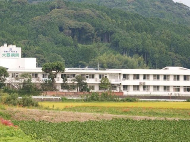 緑に囲まれた外観 外観 自然豊かな環境に囲まれた介護施設の外観です。穏やかな雰囲気が漂っています。