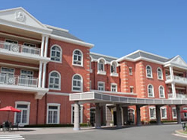 赤レンガ調の建物外観 地域社会に貢献することにやりがいを感じられる方からのご応募をお待ちしております 温かみのある赤レンガ調の外壁が印象的な、清潔感溢れる施設です。明るい気候の中、職員としての新たな一歩を踏み出しませんか。