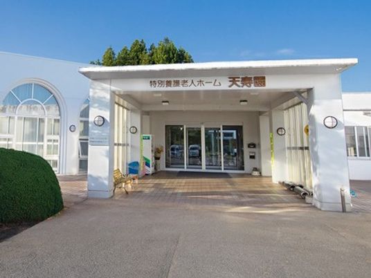 明るい玄関前の外観  