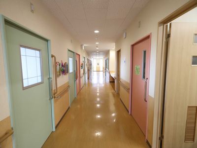 明るい廊下の風景
