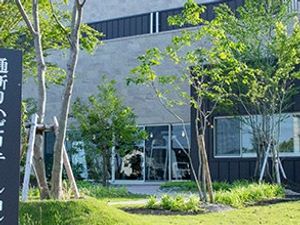 建物外観と植栽の外観  
