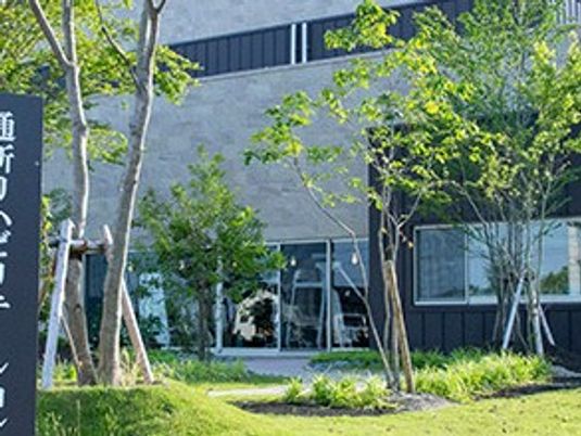 建物外観と植栽の外観  