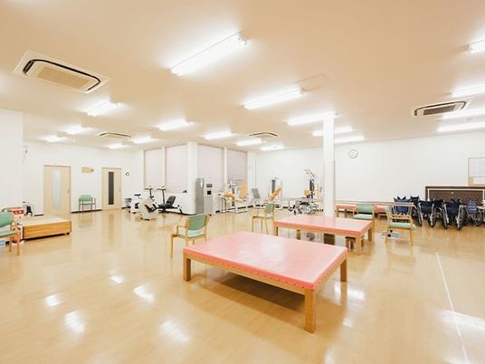 明るい機能訓練室  