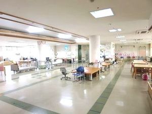 明るい食堂の広い空間  