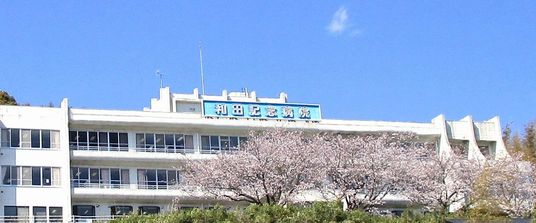 桜のある建物外観