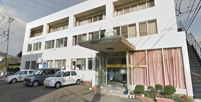 白い外観の建物