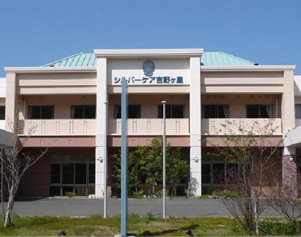 看板のある建物,外観 外観 魅力的な建物の前面に大きな看板があります。広々とした敷地が特徴です。
