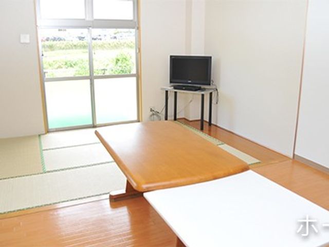 和室の居室 和室   畳とフローリングが組み合わさった落ち着いた空間です。窓から光が入り、テレビも置かれています。