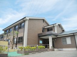 落ち着いた雰囲気の建物外観