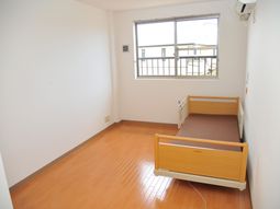 明るい居室の様子