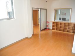 明るく広々としたロビー