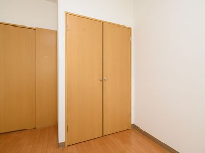 シンプルな木製の扉