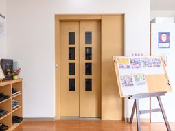 明るいエレベーター入口