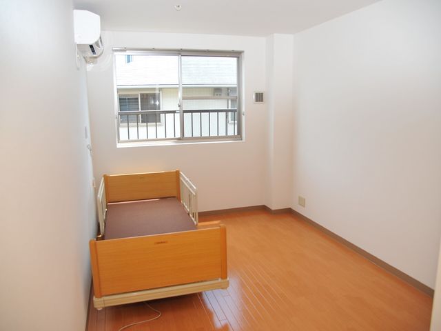 明るい個室の居室 居室 明るく広々とした居室です。清潔感漂う空間で、快適な毎日を過ごしていただけます。