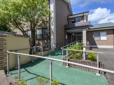 エントランスと緑の植物