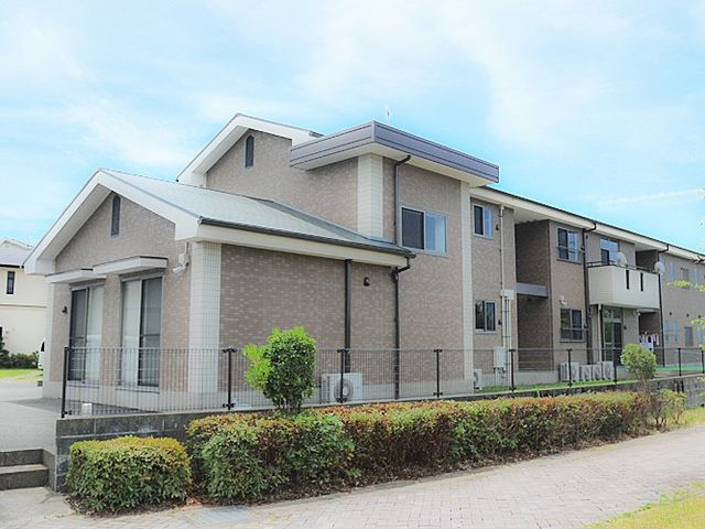 外観の建物 外観   落ち着いた色合いの建物が並ぶ外観です。周囲に植栽があり、穏やかな環境がうかがえます。