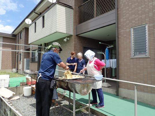 屋外でバーベキューする様子