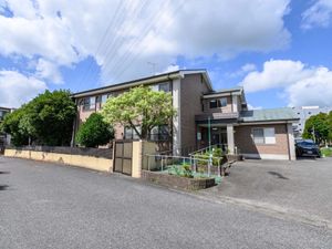 静かな住宅街の施設外観