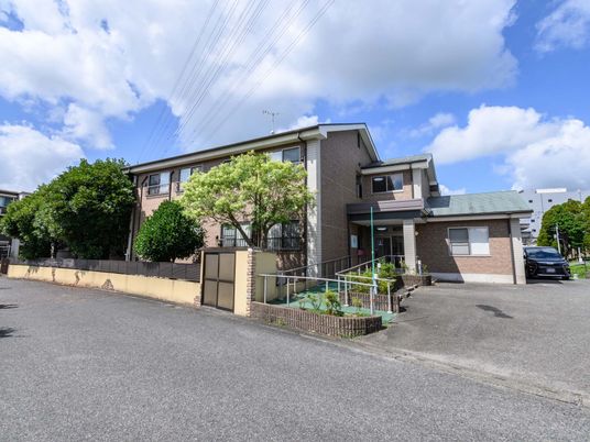 静かな住宅街の施設外観