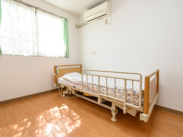 明るい病室のエアコン 居室 日当たりの良い居室で、快適なエアコンが完備されています。ゆったりとした時間を過ごせる環境が整っています。