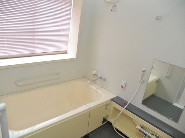 バリアフリー設計の浴室 浴室 手すり付きで安全性を高めた浴室です。広々としており、ゆったりとしたバスタイムをサポートします。