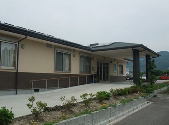 落ち着いた建物外観