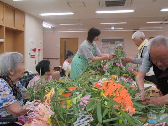 手作り活動をしている居室