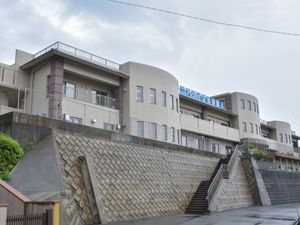 施設外観と階段
