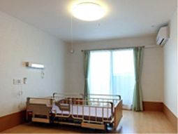 安全なベッドのある居室