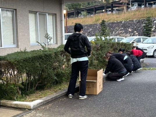屋外で作業するスタッフイメージ  