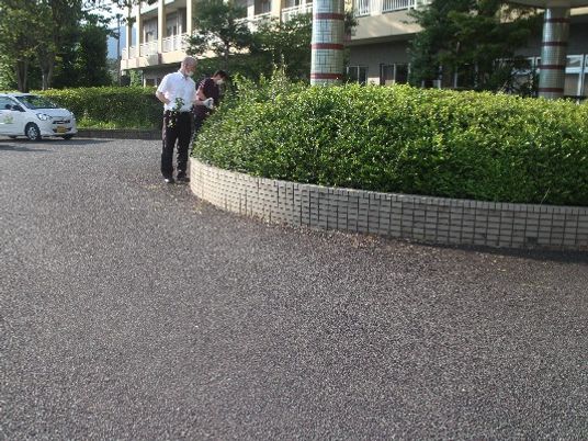 施設の外観前の通路  