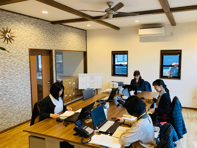 スタッフが働くオフィス スタッフイメージ 明るい室内でスタッフが落ち着いて業務に取り組んでいます。快適な働きやすい環境です。