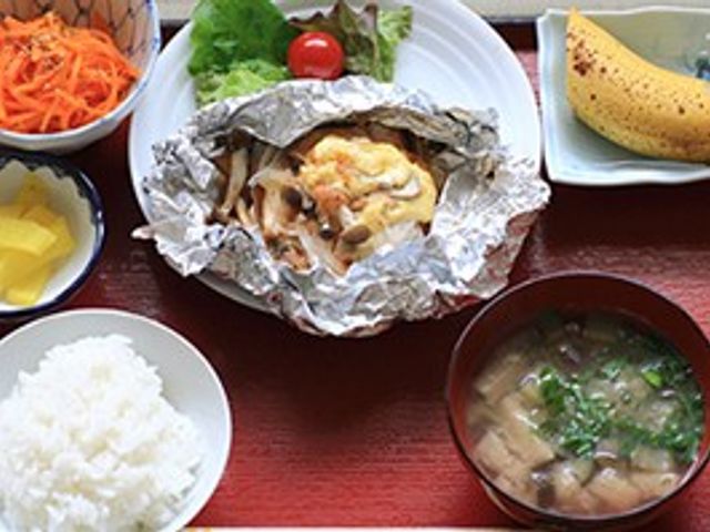 和食の配膳例 食堂 季節の食材を活かした和食の一例が提供されています。栄養バランスの取れた食事を楽しめます。