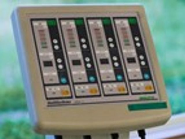 リハビリ機器のディスプレイ 機能訓練室   リハビリ機器が整った環境で、安全で効率的なトレーニングが可能です。動作が一目でわかります。