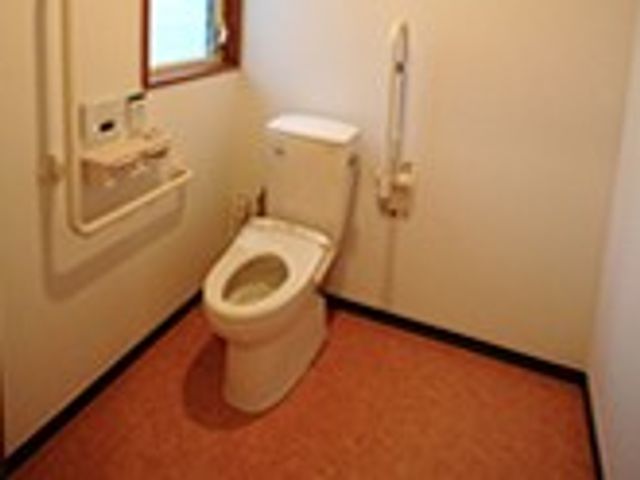 安全なトイレ トイレ 手すり付きで、快適に利用できるトイレです。介助が必要な方にも安心です。
