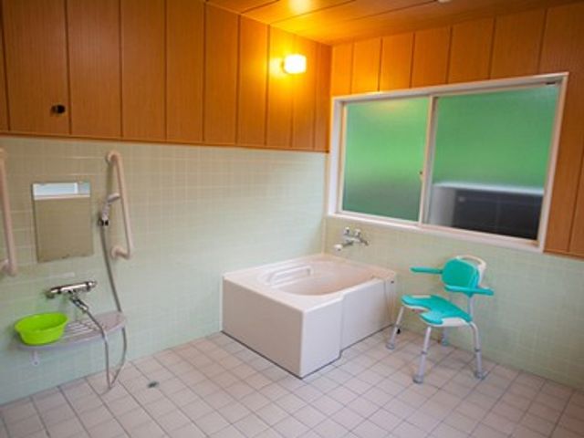 広々とした浴室 浴室 広々とした空間に手すりが設置され、安全に配慮した設計が魅力的です。