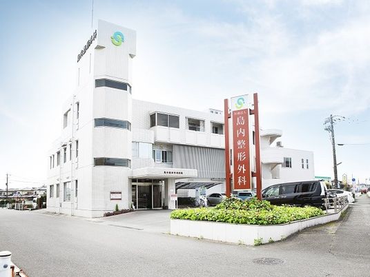 白い外観の建物  
