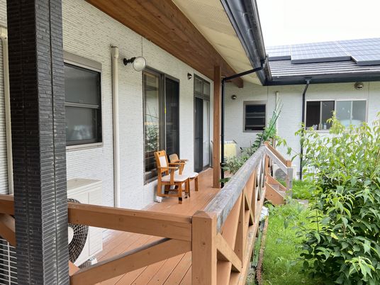 木のデッキのある中庭