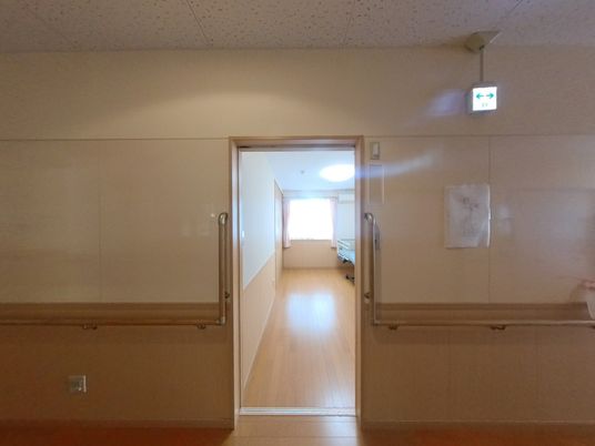 廊下が見渡せる明るい空間
