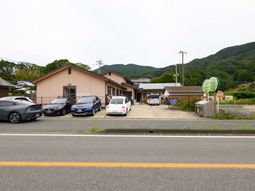 山間の居心地の良い建物