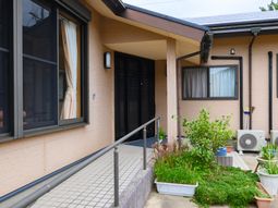 外観と植物があるエントランス